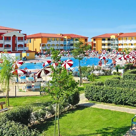 Appartamento In Villaggio Ai Pini In Lido Altanea